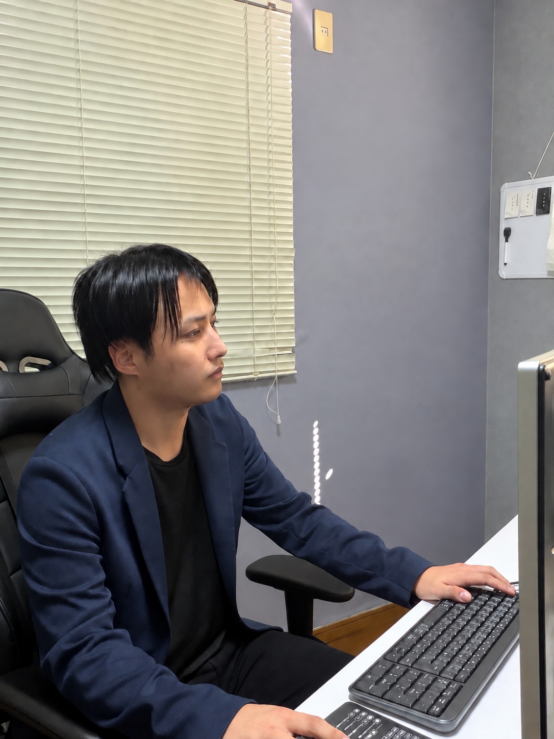 デスクでWeb制作に取り組む合同会社RF代表 松永侑希
